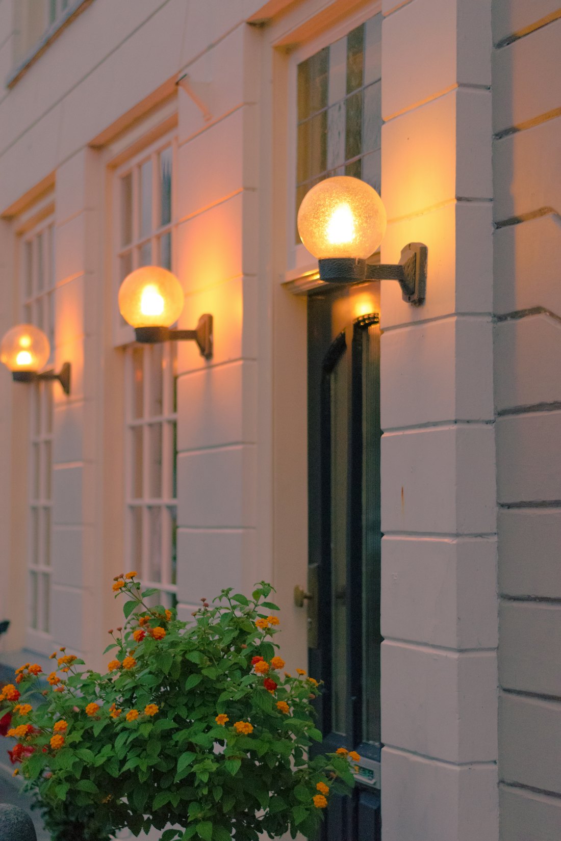 Outdoor wall lights (set of 3)