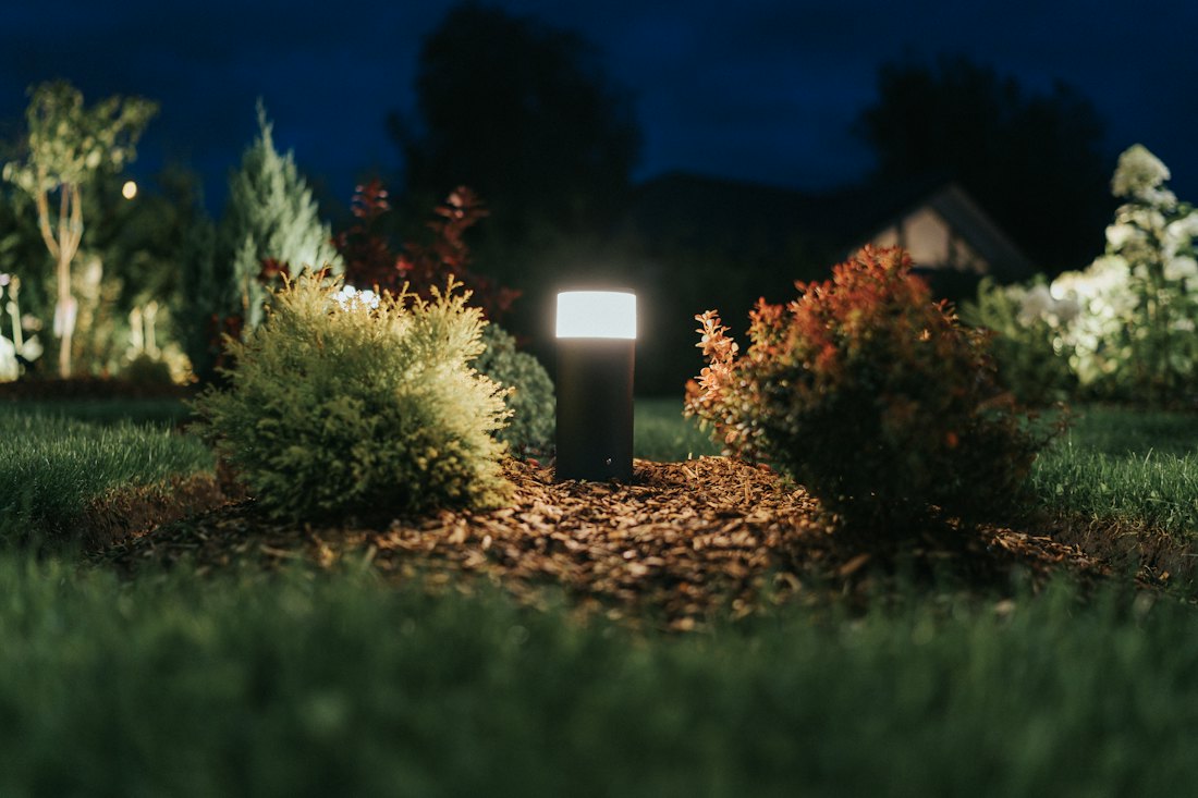 Low-voltage garden bollard light